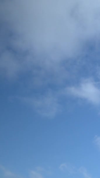 蓝天与飘扬的白云在背景中穿行的时间片段 垂直录像 — 图库视频影像