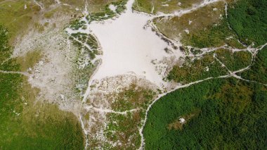 Yeşil bitkiler yazın İrlanda 'da kum tepelerinin yamaçlarını kaplarlar. Güzel İrlanda tepeleri, manzara.
