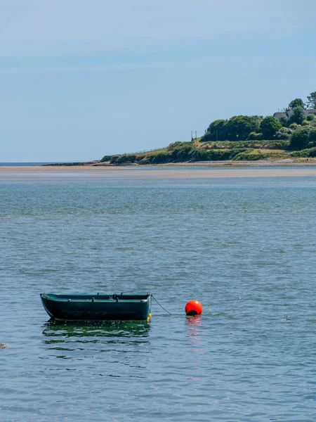 Pequeño Barco Plástico Para Una Sola Persona Está Anclado Cerca — Foto de Stock