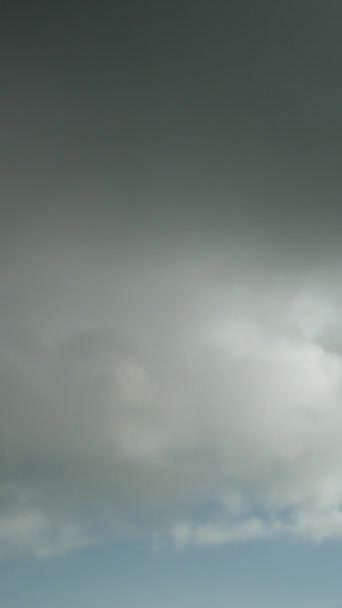 Быстрое Движение Облаков Качестве Ускоренного Фона Ускоренном Видео Вертикальное Видео — стоковое видео