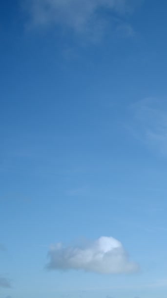 Хмари Спокійно Рухаються Чистому Блакитному Небі Відео Перетинається Часі Фоні — стокове відео