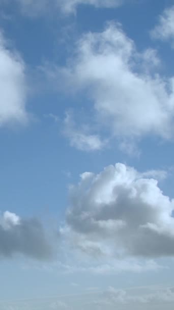 Быстрые Кучевые Облака Ясном Небе Вертикальное Видео — стоковое видео