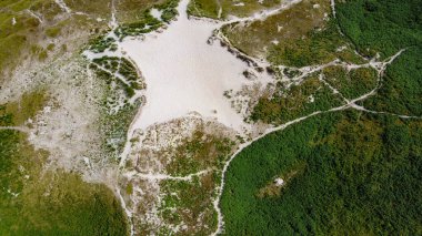Yazın İrlanda 'da kum tepeleri, en iyi manzara. Güzel İrlanda tepeleri, manzara. Meşhur İrlanda sahili kumulları.