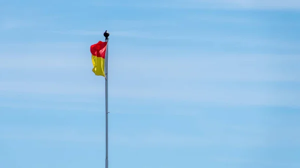 Eine Rot Gelbe Flagge Erlaubt Das Schwimmen Strand Flagge Auf — Stockfoto