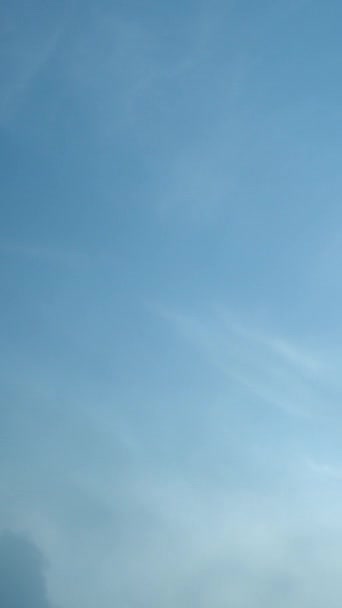 Светлые Пушистые Перистые Облака Медленно Движутся Безмятежному Голубому Небу Вертикальное — стоковое видео