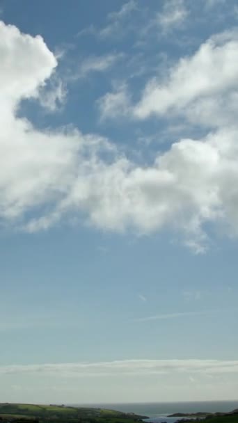 Gwałtownie Poruszające Się Białe Chmury Cumulus Czystym Błękitnym Niebie Nad — Wideo stockowe
