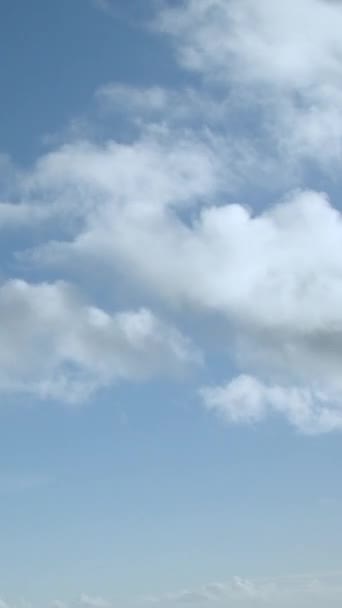 Cielo Azul Con Nubes Blancas Lapso Tiempo Vídeo Vertical — Vídeo de stock