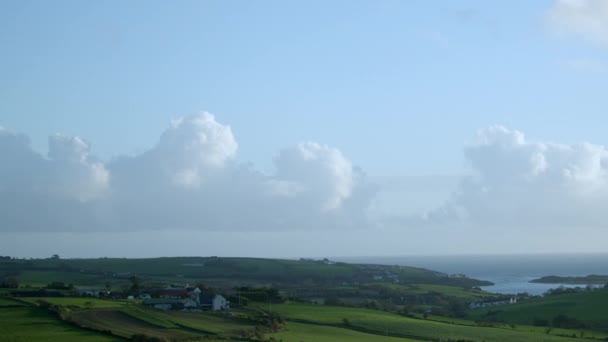 Καθαρός Μπλε Ουρανός Αφράτα Άσπρα Σύννεφα Πάνω Από Την Ιρλανδική — Αρχείο Βίντεο