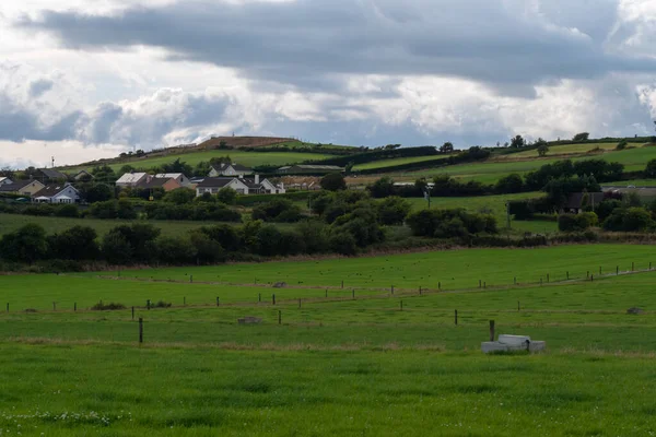 구름낀 의작은 있었다 여름에는 유럽의 마을인 아일랜드의 엄청난 풍경을 수있습니다 — 스톡 사진