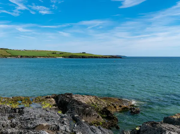 晴れた夏の日に岩だらけのアイルランドの海岸 澄んだ青い空の下の青い海 — ストック写真