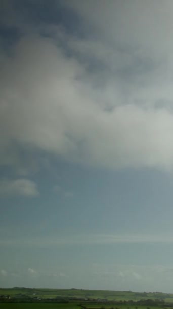 白色蓬松的云彩在绿油油 多山的爱尔兰乡间飘扬 令人叹为观止 垂直录像 — 图库视频影像