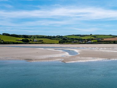 İrlanda 'da Atlantik Okyanusu' nun güneşli kumlu kıyıları. İrlanda kıyıları, yaz manzarası.
