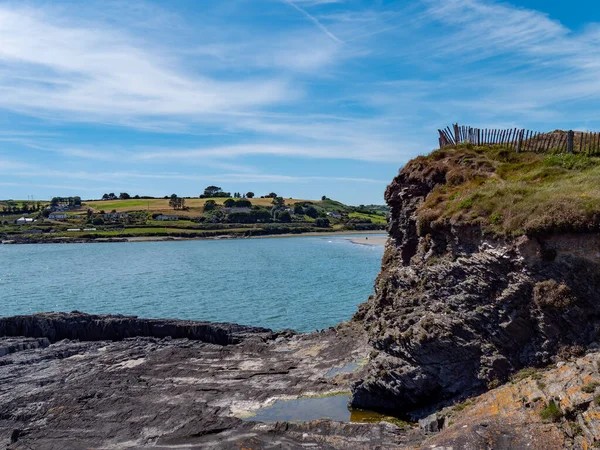 一个阳光灿烂的夏日 爱尔兰大西洋上的一个石崖 爱尔兰海滨风景 蓝蓝的天空 靠近水体的岩石形成 — 图库照片