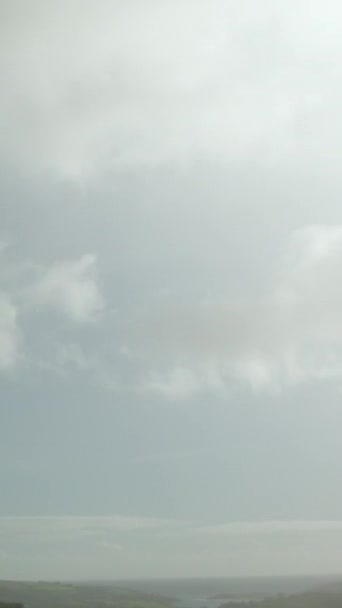 Lucht Boven Het Ierse Platteland Gevuld Met Witte Cumulus Wolken — Stockvideo
