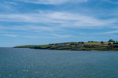 Yaz denizi. Atlantik 'in mavi sularının üzerinde açık mavi gökyüzü. İrlanda kıyıları.