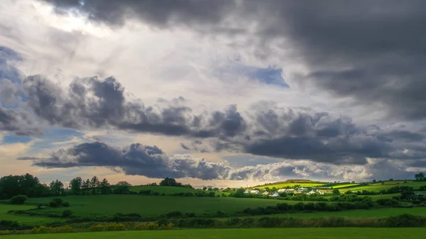 Cielo Con Nubes Cúmulos Sobre Pueblo Irlandés Noche Asentamiento Irlandés — Foto de Stock