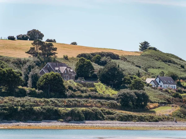晴れた夏の日にアイルランド湾の岸に家 丘陵アイルランドの風景 緑の木々や水の近くの家 — ストック写真
