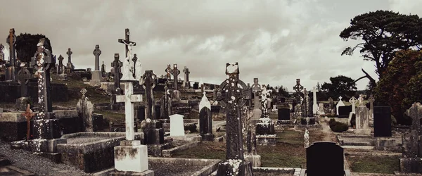 Cimitero Irlanda Pietre Tombali Croce Celtica Cimitero Cristiano Cielo Nuvoloso — Foto Stock