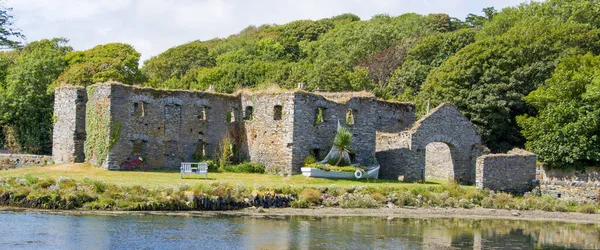 在一个阳光灿烂的日子里 爱尔兰海岸上一座古老的石头建筑被毁了 西科克Clonakilty附近Arundel粮仓的废墟 — 图库照片