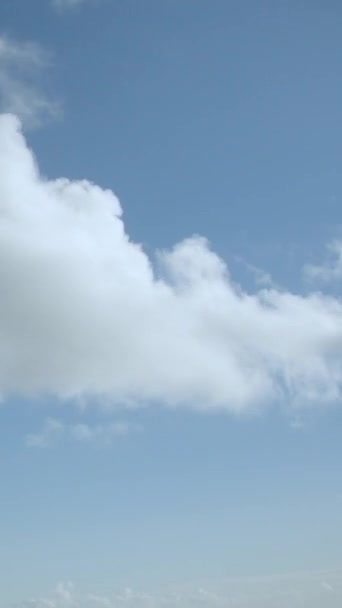 Weiße Flauschige Wolken Vor Blauem Himmel Vertikales Video — Stockvideo