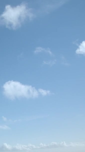 Тихие Облака Пролетают Сквозь Идеальный Синий Вертикальное Видео — стоковое видео