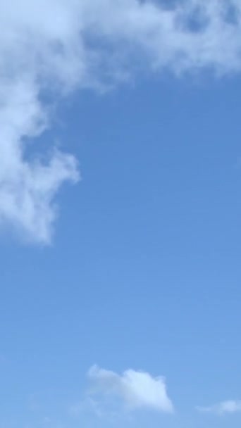 Video Timelapse Que Muestra Cielo Azul Claro Con Nubes Blancas — Vídeos de Stock