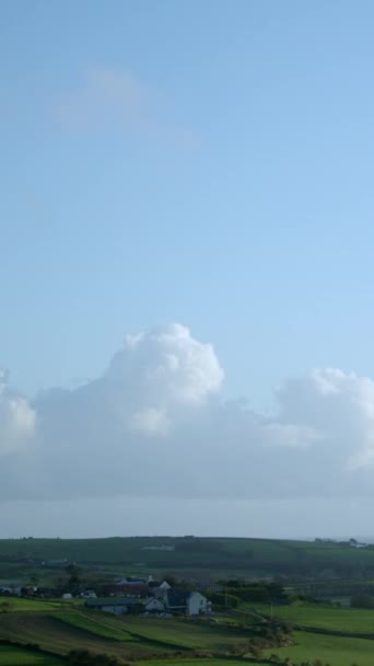 Ειδυλλιακή Ιρλανδική Ύπαιθρο Ατενίζοντας Λευκά Πυκνά Σύννεφα Κάθετη Βίντεο — Αρχείο Βίντεο
