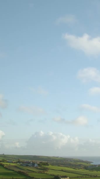 Видео Показывает Быстрое Движение Белых Кучевых Облаков Голубом Небе Над — стоковое видео