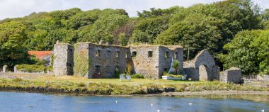 Güneşli bir günde İrlanda kıyısında antik bir taş binanın kalıntıları. Clonakilty, West Cork yakınlarındaki Arundel Grain Mağazası, Ring kalıntıları..