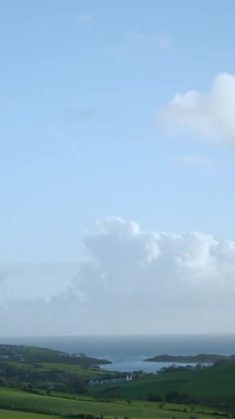 Mavi Gökyüzünde Beyaz Bulutlar Olan Güzel Bir Kır Manzarası Dikey — Stok video