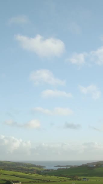 Белые Кучевые Облака Быстро Движутся Синему Небу Над Зелеными Ирландскими — стоковое видео