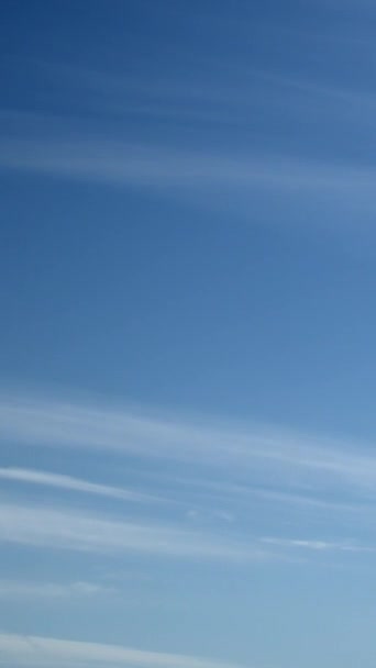 Видео Хронометраж Перистых Облаков Медленно Движущихся Голубом Небе Качестве Фона — стоковое видео
