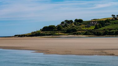 İrlanda 'da Atlantik Okyanusu' nun güneşli kumlu kıyıları. İrlanda kıyısı.