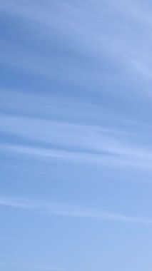 Uçan Hafif Tüy Zamanı ve Mavi Gökyüzünde Kabarık Beyaz Kümülüs Bulutları Gün Boyunca. Atmosfer. Mavi Bulutlu Arkaplan, Atmosfer, Hava, Kasırga. Dikey video.