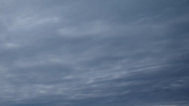 Stratocumulus bulutları genellikle koyu renkli bal peteği benzeri görünen yamalı gri veya beyaz bulutlardır. Gökyüzü kapalı..