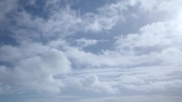 Πυκνά Σύννεφα Μοιάζουν Χνουδωτές Λευκές Μπάλες Βαμβακιού Στον Ουρανό Είναι — Αρχείο Βίντεο