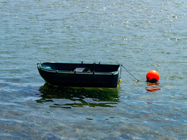 在水面上的一艘单人塑料小船 船边水面上的橙色浮标 水面上的船 — 图库照片