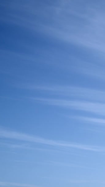 Céu Azul Com Nuvens Brancas Cirros Fundo Ensolarado Céu Azul — Vídeo de Stock