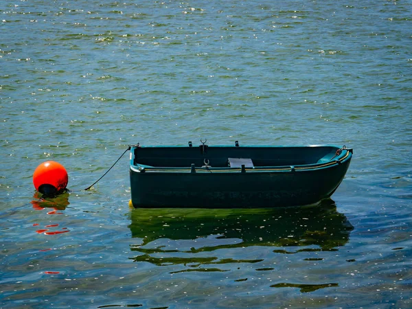 Único Barco Plástico Superfície Água Bóia Laranja Água Perto Barco — Fotografia de Stock