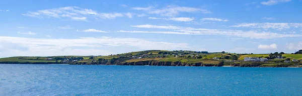 海滨爱尔兰夏季风景 大西洋海岸上空晴朗的蓝天 蓝色海水 — 图库照片