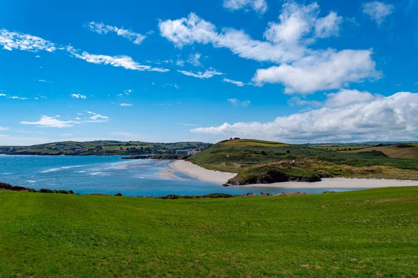 インチドニー島と夏の日に有名なアイルランドのビーチの緑の丘 アイルランド沿岸の白い雲と澄んだ青い空 アイルランドの夏の風景 水の近くの緑の草原 — ストック写真