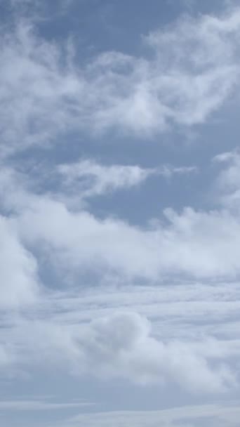 Las Nubes Cúmulos Parecen Pelotas Algodón Blanco Esponjoso Cielo Son — Vídeo de stock