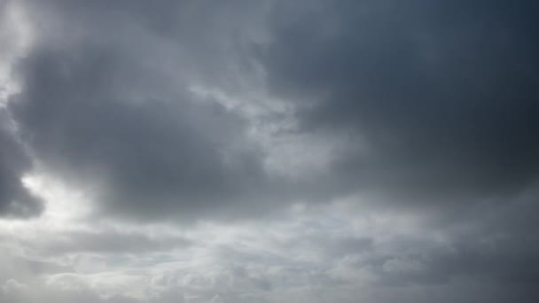 空は灰色の雨の雲 曇りの天気でいっぱいです 背景としての空 ビデオのタイムラプス — ストック動画