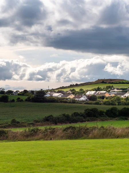 Himmel Mit Kumuluswolken Über Einem Kleinen Irischen Dorf Einem Sommerabend — Stockfoto