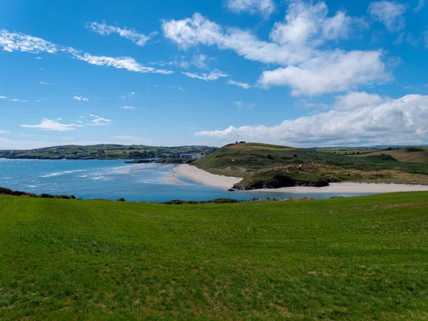 在阳光明媚的夏日 英奇多尼岛上的群山和著名的爱尔兰海滩 清澈的蓝天 白云笼罩着爱尔兰海岸 爱尔兰夏季风景 靠近水的绿地 — 图库照片
