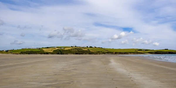 夏の日にサンディアイルランドのビーチ アイルランドの海辺の風景 インチドニービーチ — ストック写真