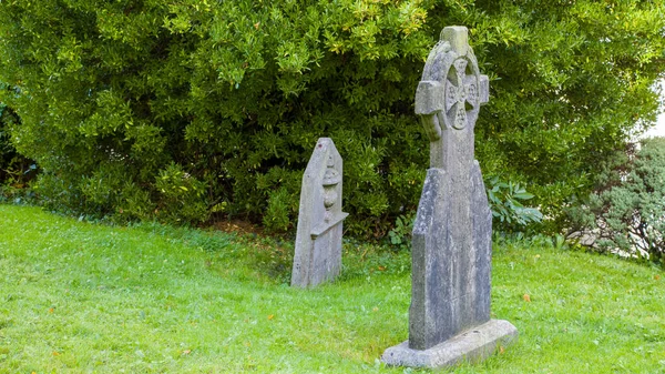Een Oude Stenen Grafsteen Vorm Van Een Keltisch Kruis Buurt — Stockfoto