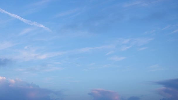 柔和多样的云朵缓慢地在天空中移动 时间流逝的天空背景 — 图库视频影像
