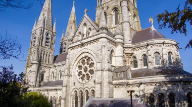 St. Fin Barre 'ın Anglikan Katedrali Neo-Gotik tarzda inşa edilmiştir. Cork, İrlanda 'daki Hıristiyan Kilisesi. St Fin Barre Katedrali, Ireland Iconic Binalarından Mantar Bir. Mavi gökyüzü.