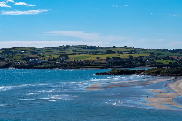 在阳光明媚的夏日 可以看到著名的爱尔兰海滩英奇多尼 美丽的爱尔兰大西洋海岸 避暑胜地 水体鸟瞰 晴朗的蓝天 — 图库照片